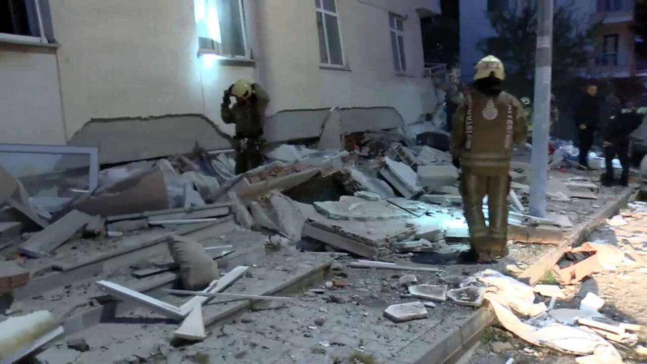 7 katlı binanın 3 katı çöktü! Çok sayıda ekip sevk edildi 7